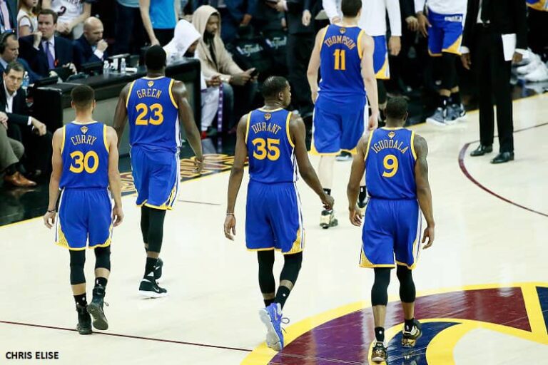 Les Golden State Warriors de 2017-2018, une équipe qui frôle la perfection Après s'être tapé une saison régulière record avec 76 victoires en détrônant les Chicago Bulls de 1996 en ajoutant l'un des meilleurs scoreurs de tous les temps dans cet effectif en plus d'avoir déjà le meilleur shooteur à 3 points de tous les temps. Ce cocktail explosif vous donne une formation imbattable et un niveau de jeu inégalé. Dans cet optique, Steve Kerr eut à déclarer que les Warriors de 2017-2018 "est le plus haut niveau de basket que j’ai vu de ma vie ». Ancien joueur dans les meilleures équipes des Chicago Bulls et de San Antonio, Steve Kerr sait de quoi il parle. Après deux titres consécutifs en 2014 et 2015 et une série de Playoffs plus que mouvementée avec notamment leur retour spectaculaire contre OKC en final conférence, tout porte à croire que Golden State va réaliser le triplé historique. Mais En finale, Golden State retrouve les Cleveland de LeBron James, en menant (3-1). Mais le "King James" ne l'entendait pas ainsi. Lui et Irving inscrivent 41 points chacun dans le match N.5. Au 7e, les Warriors craquent chez eux: à deux minutes de la fin (89-89), "LBJ" réussit "The Block", un incroyable contre sur Iguodala. Irving plante ensuite un tir primé assassin et les Cavs réussissent la plus grande remontée de l'histoire. 2016-2017 Kevin Durant déçu des Thunders et Golden State frustré d'avoir perdu un titre qui était pourtant entre leurs mains ont décidé de s'associer. Avec la venue de Durant chez les warriors, la NBA a probablement vu se former la meilleure équipe de toute l'histoire de NBA Possédant les trois dernières MVP saison régulière (Durant en 2014 et Curry en 2015, 2016) dans leur équipe, la franchise californienne ne peut que reprendre son dû. En play-offs, ella a balayé les Blazers, le Jazz et les Spurs, soit douze victoires d'affilée, un record all Times et a pris une revanche brutale contre Cleveland en finale. Les Warriors mènent 3-0, portant leur invincibilité à 15 victoires. Les Cavs sauvent l'honneur au 4e match, mais cèdent au match suivant. Impuissants face à un Durant juste injouable, terminant meilleur joueur de ces finales avec notamment 35,2 pts, 8,4 rbds, 5,4 passes de moyenne. 2017-2018 Deuxièmes de la saison régulière derrière Houston, les Warriors avaient retrouvé les Rockets de James Harden et de CP3 que tous les observateurs voyaient détrôner les champions en titres. Menés 3-2, ils ont remporté de 17 points de retard dans la 6e rencontre, avant d'infliger un 64–25 en seconde période. Chris Paul blessé, les coéquipiers de stephen curry avaient arraché le match 7. La quatrième finale consécutive face à Cleveland était juste une formalité (4-0), sauf le premier duel remporté après prolongation. Et ceci malgré les 51 points de lebron James, Durant back to back MVP final tourne à 28,8 pts, 10,8 rbds, 7,5 passes de moyenne. Souvent comparé au Dinasty des Bulls, mais si on prenait en compte la façon dont ils ont révolutionné le jeu, le mixage de tout ces talents, leur complémentarité sur le parquet, la façon dont ils ont écrasé les matchs, ça ne fait aucun doute que les warriors de 2017-2018 est la meilleure équipe de toute l'histoire de NBA. Bill Berlyn Claude