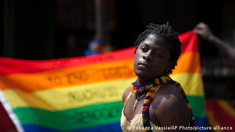 Ouganda : Adoptée par le parlement en mars dernier, le president Yoweri Museveni a annoncé l’adoption du projet de loi anti-LGBT le lundi 29 mai.