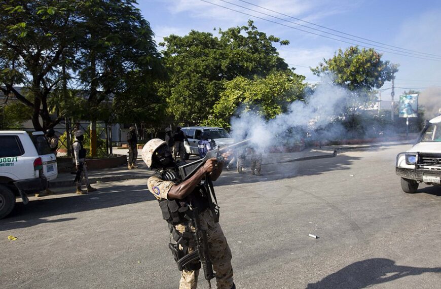 Les tensions croissantes : Ariel Henry et l’utilisation de la PNH face aux manifestants qui demandent son départ sans conditions.