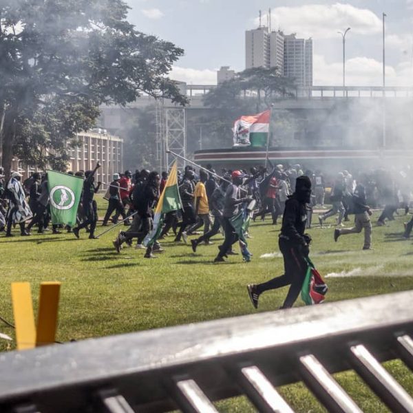 Arrivée des troupes kényanes et chaos à Nairobi