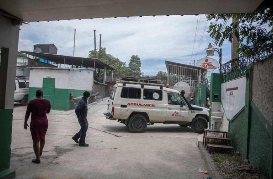 Violence contre une ambulance de MSF : l’organisation humanitaire réagit