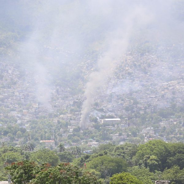 Des colonnes de flammes montant dans la capitale haïtienne.