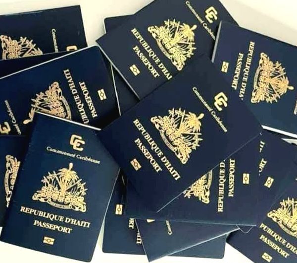 12 000 faux timbres détectés : l’Immigration passe a l’action