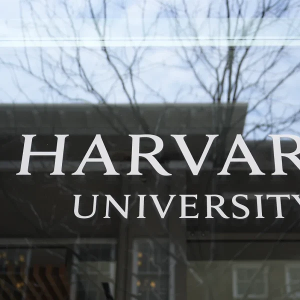 Harvard porte plainte contre l’administration Trump pour des coupes budgétaires