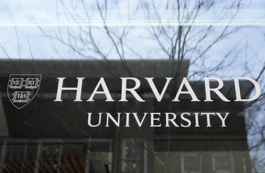 Harvard porte plainte contre l’administration Trump pour des coupes budgétaires