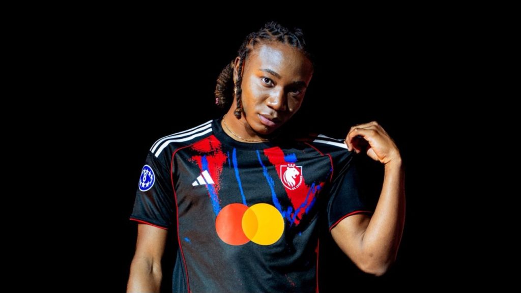 Melchie Dumornay avec le maillot extérieur de son club OL Lyonnes. 